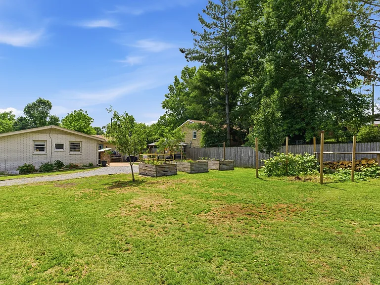 450 Sanders Ferry Rd — Photo 22