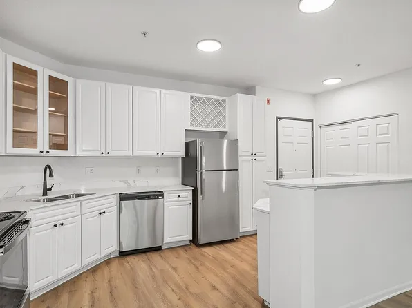 Arrive at Medicine Lake