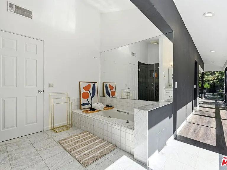 2350 Benedict Canyon Dr — Photo 23