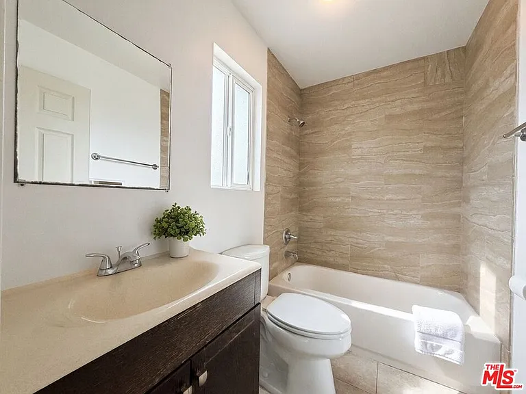 1254 W 37th Dr #1256-1/2 — Photo 7