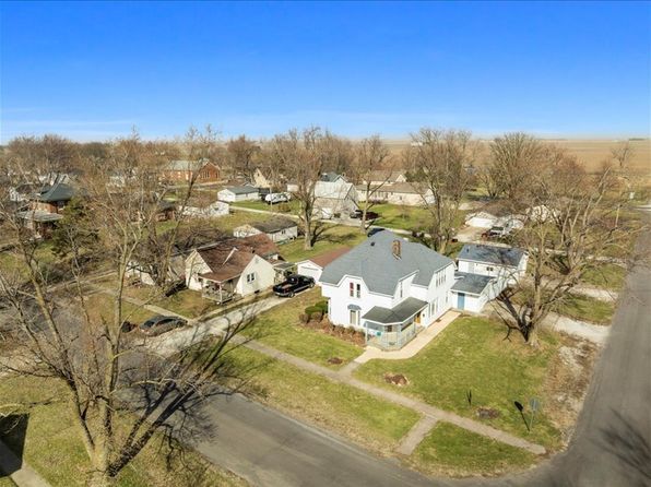 400 S 2nd St, Wapella, IL 61777
