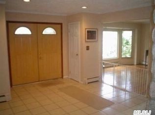 42 McArthur Ln, Smithtown, NY 11787