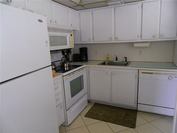 3rd image of 241 Markham L #241