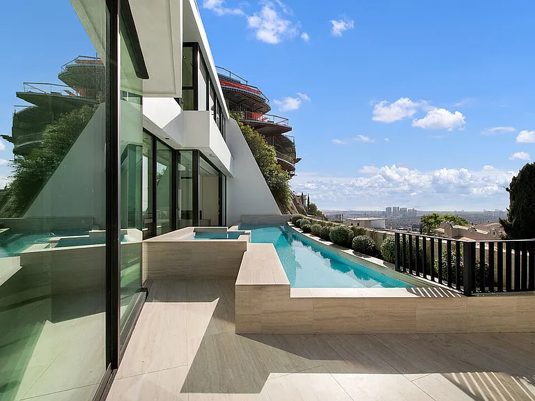 8765 Hollywood Blvd — Photo 42
