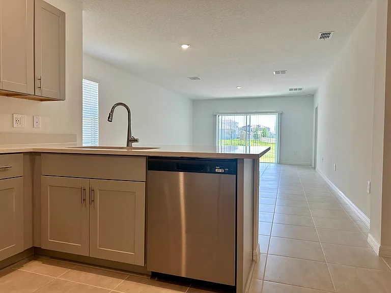 534 Wayland Dr — Photo 3