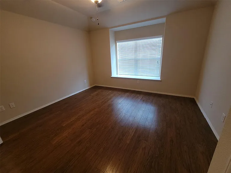 8913 Eastwood Ave — Photo 10