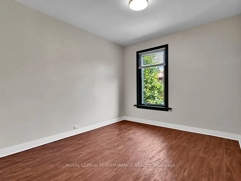 168 Stewart St W — Photo 17