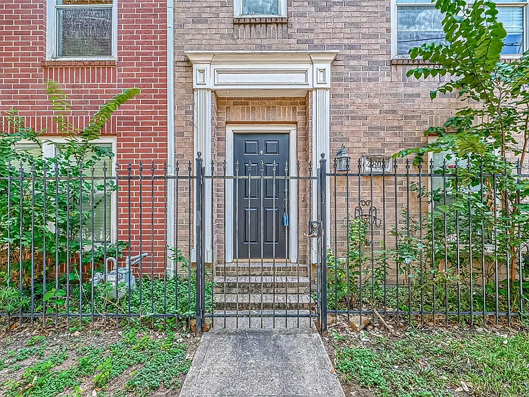 2804 Chenevert St — Photo 2