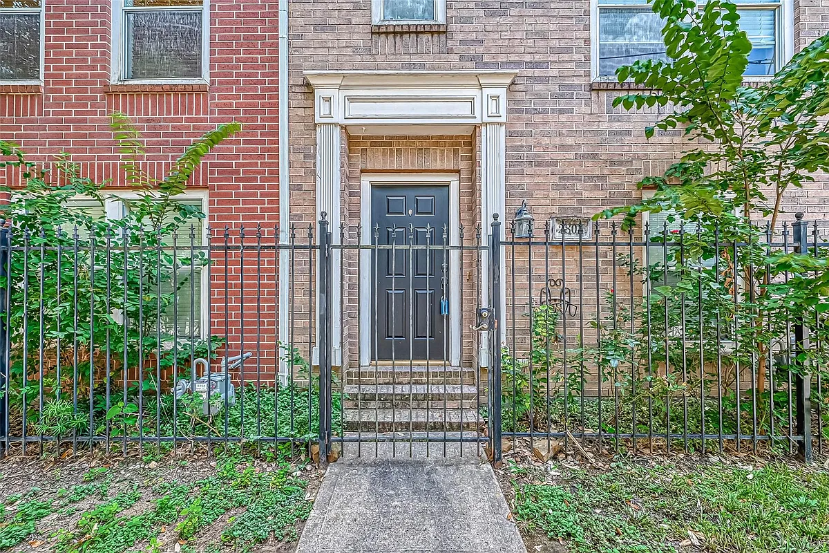 Building Photo - 2804 Chenevert St