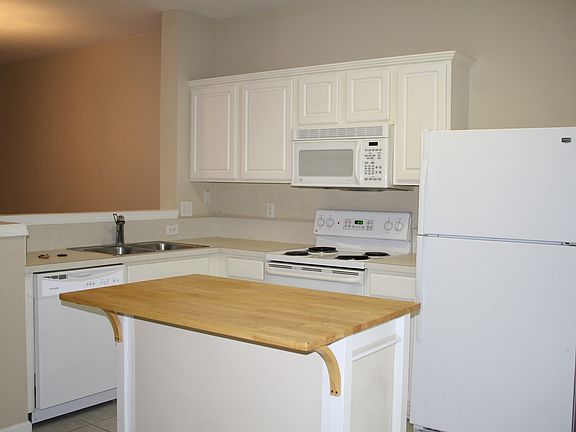 Kitchen w/ Island