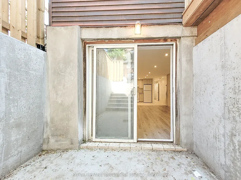18 Coxwell Ave #LOWER — Photo 17