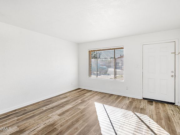 4th image of 202 E MELROSE Drive