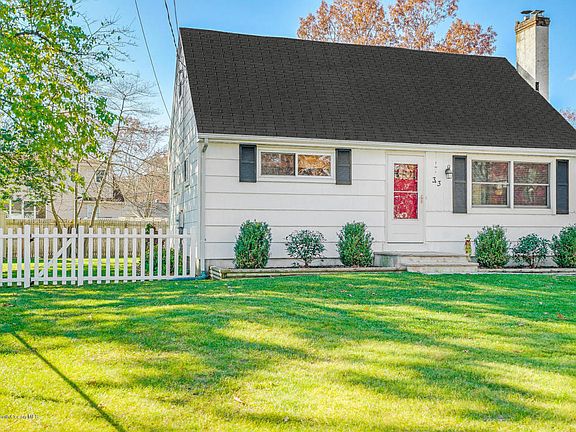 3rd image of 33 Winding River Dr