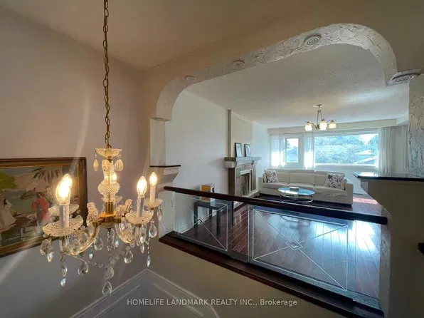 12 Clancy Dr, Toronto, ON M2J 2V8