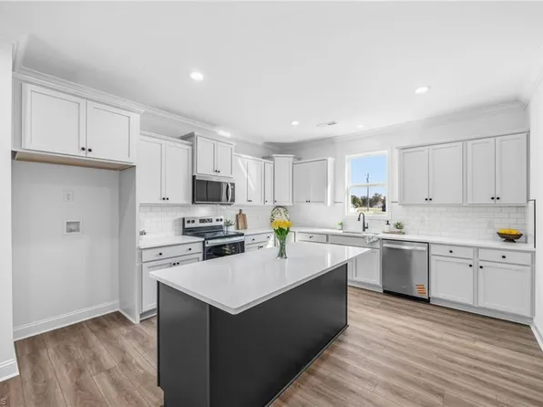 105 Legacy Ln, Eden, NC 27288