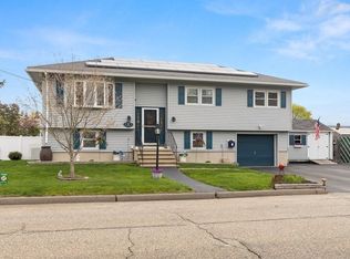 10 Pembroke Dr, Lawrence, MA 01843