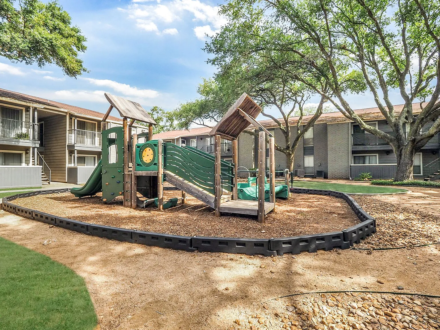 Cambridge Apartments — Photo 2