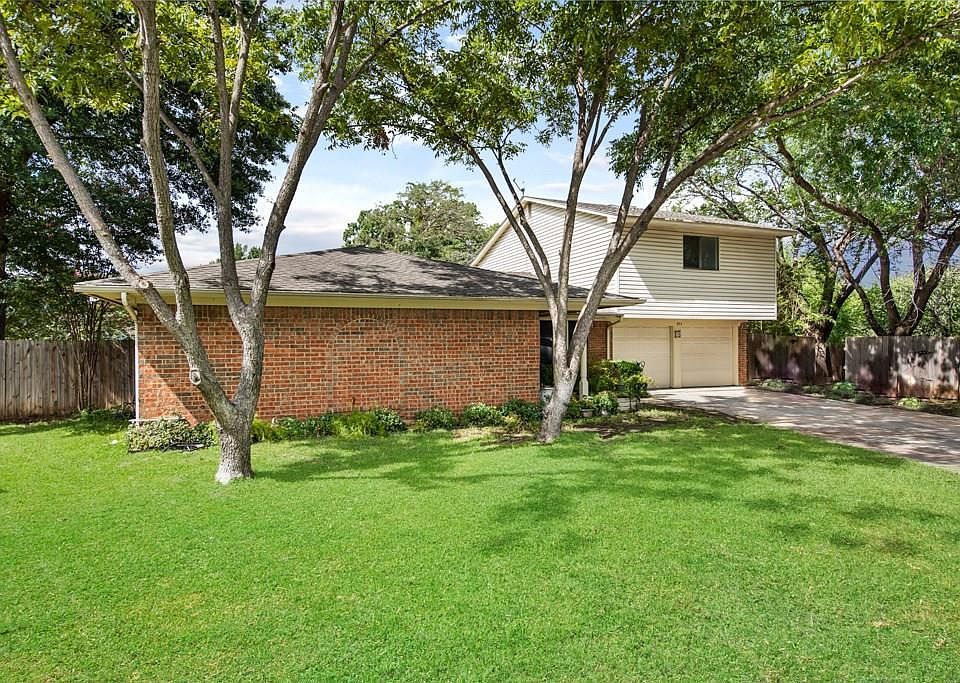 1st image of 924 Cherry Laurel Ln