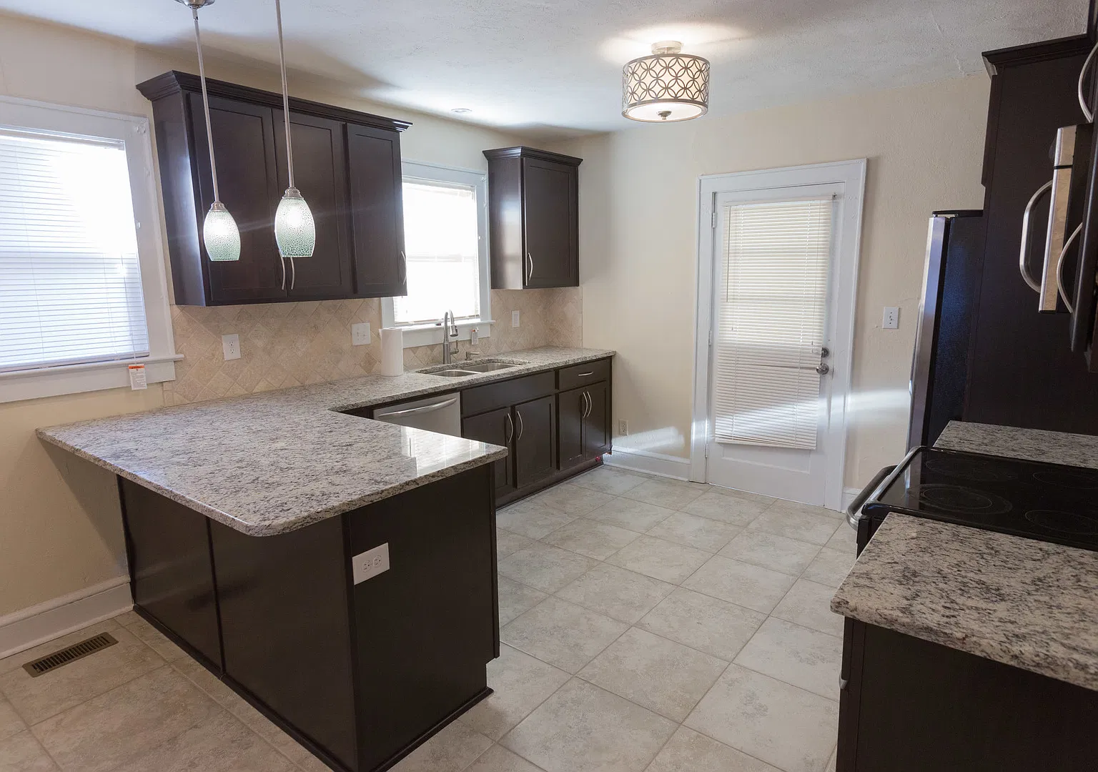4 BR 4 BA in Normaltown! — Photo 2