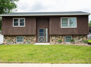 2561 Gloria Dr, Waterloo, IA 50701