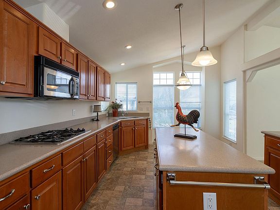 4th image of 32 Yorkshire Drive