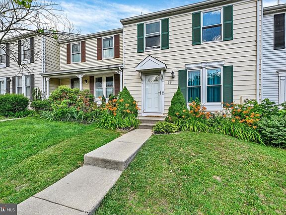 3rd image of 39 Rader Ct
