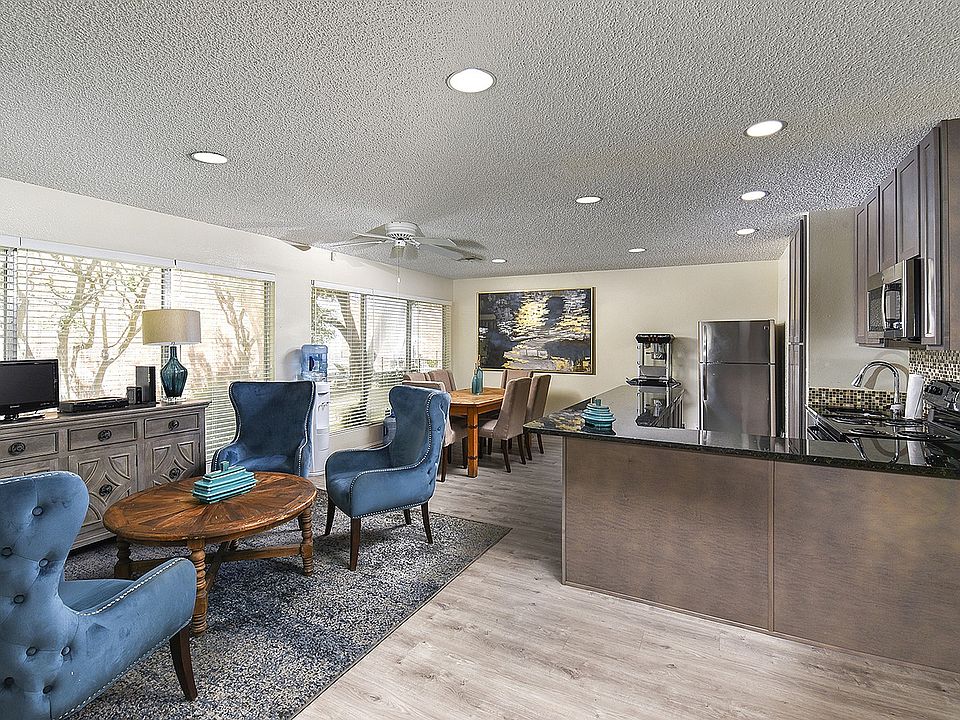 Coffee bar and leasing area