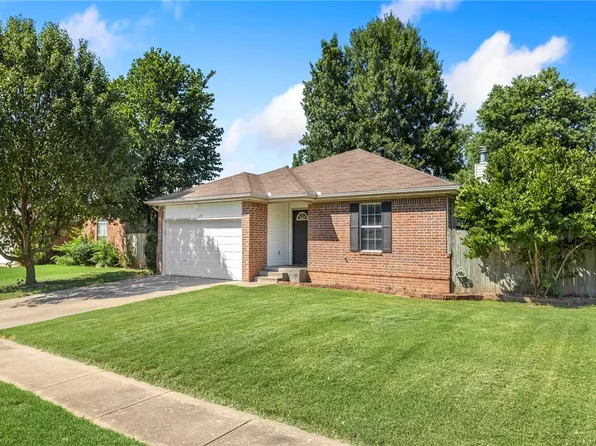 1652 N Desarc Way, Fayetteville, AR 72704