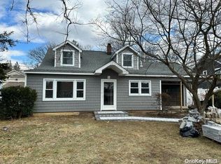 5 Myrtle Ln, Levittown, NY 11756