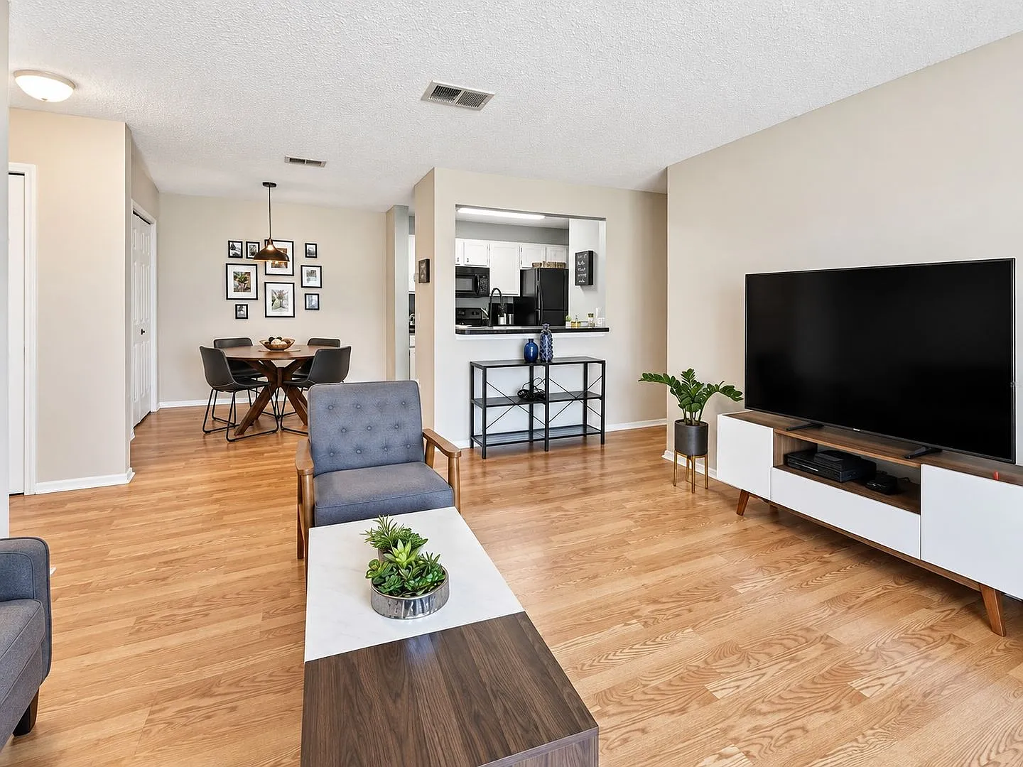 2 Bedroom Condo in Prime Gainesville Location Close to UF, Shands & Butler Plaza! — Photo 2