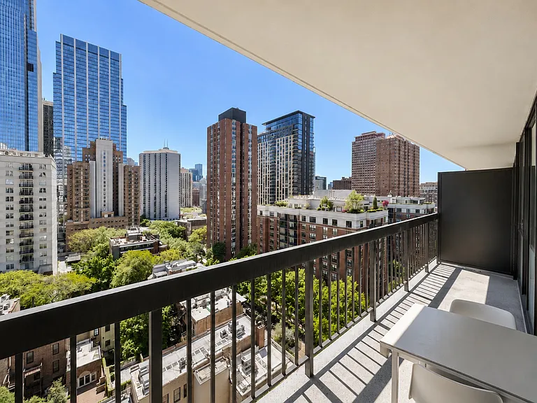 33 W Delaware Pl #15E — Photo 9