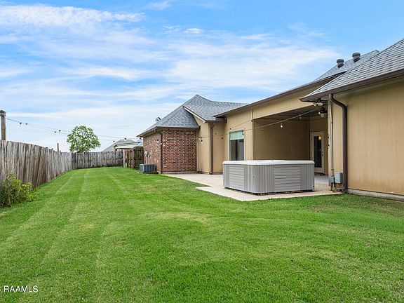 4th image of 211 Oak Shadows Dr