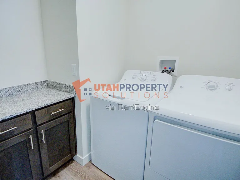 1047 W 400 S — Photo 25