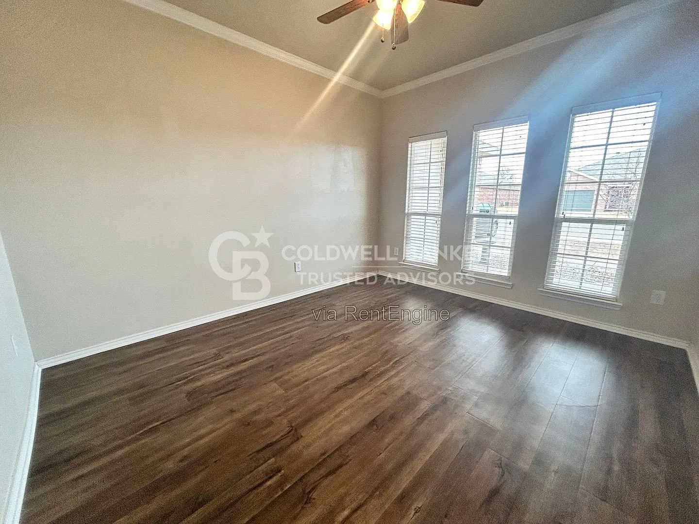 4 bed, 2.0 bath, 2463 sqft, $2,325 — Photo 3
