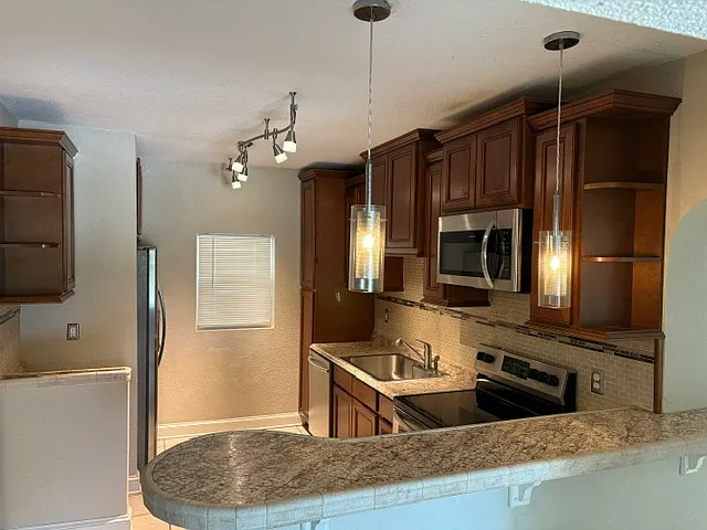 320 S Riverside Dr — Photo 6