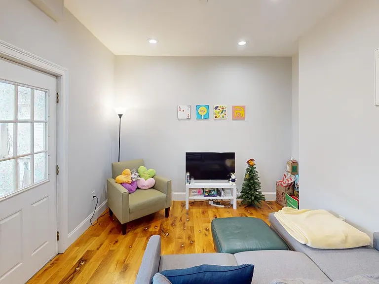 224 Lexington St #2 — Photo 4