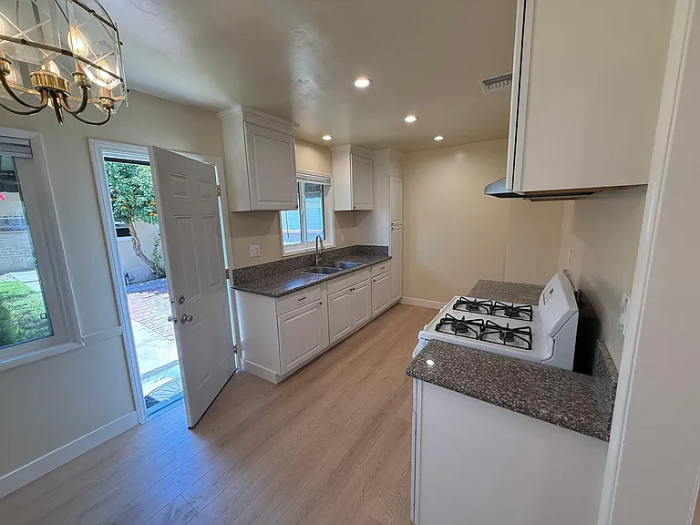 2691 N Frederic St #2691 — Photo 4