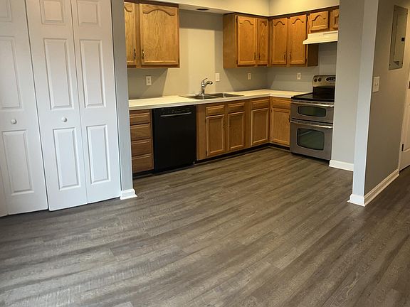 Kitchen with new ss appliances. The Bosch d/w is extra quiet.