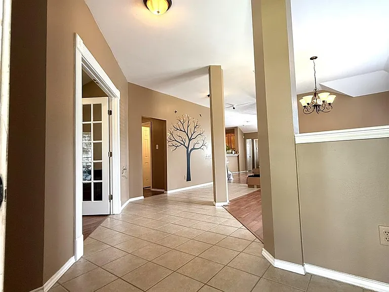 3906 Eastland Lake Dr — Photo 3