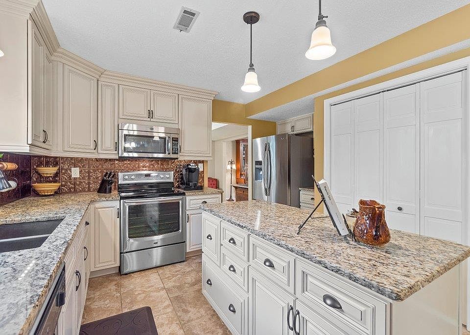 1st image of 2237 Kent Dr