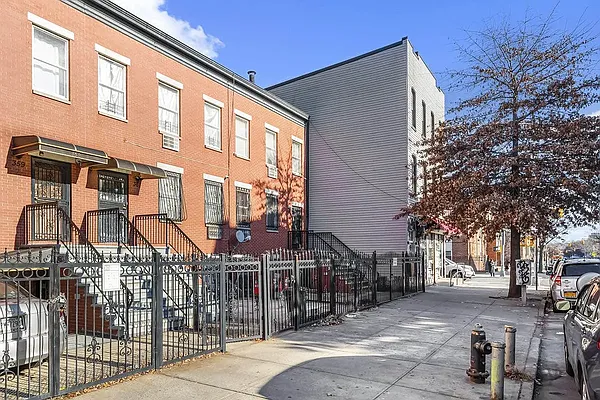 Rented by PREMIUM US INC | media 6