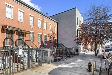Rented by PREMIUM US INC