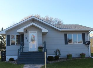 102 McKinley Ave, Underwood, ND 58576