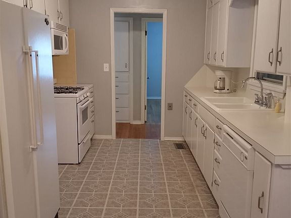 3rd image of 1704 Donahoe Dr