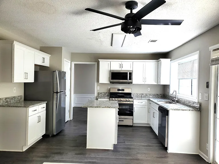 11970 Carriage Park Ln — Photo 2