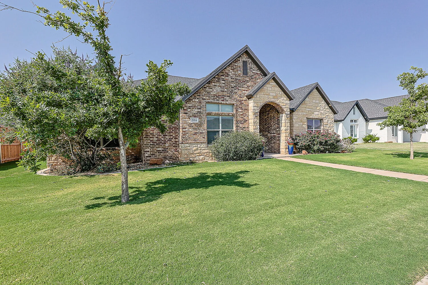 4 bed, 3.0 bath, 2548 sqft, $3,500 — Photo 2