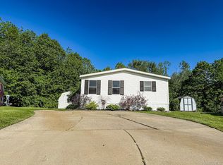 11600 N Bay Dr, Fenton, MI 48430