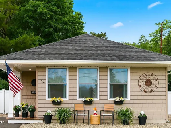 12 Pocono Place, Toms River, NJ 08753
