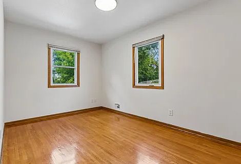 5th image of 423 Nevada Ave E
