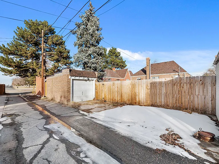3085 N Clermont St — Photo 33